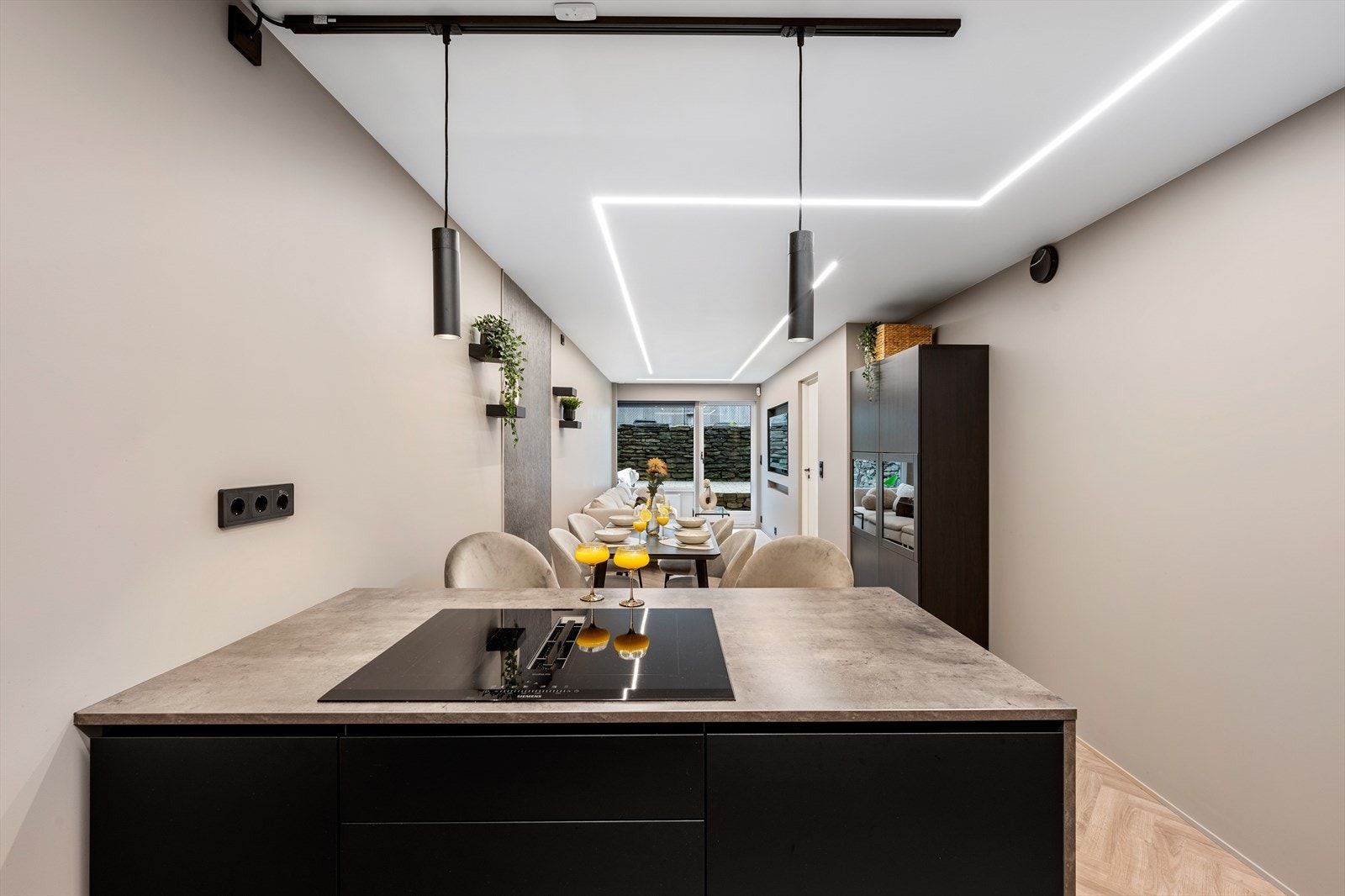 - Leiligheten har et totalt BRA-i på 44m² og inneholder stue/kjøkken, soverom, bad og entré + ekstern bod - Galleribilde