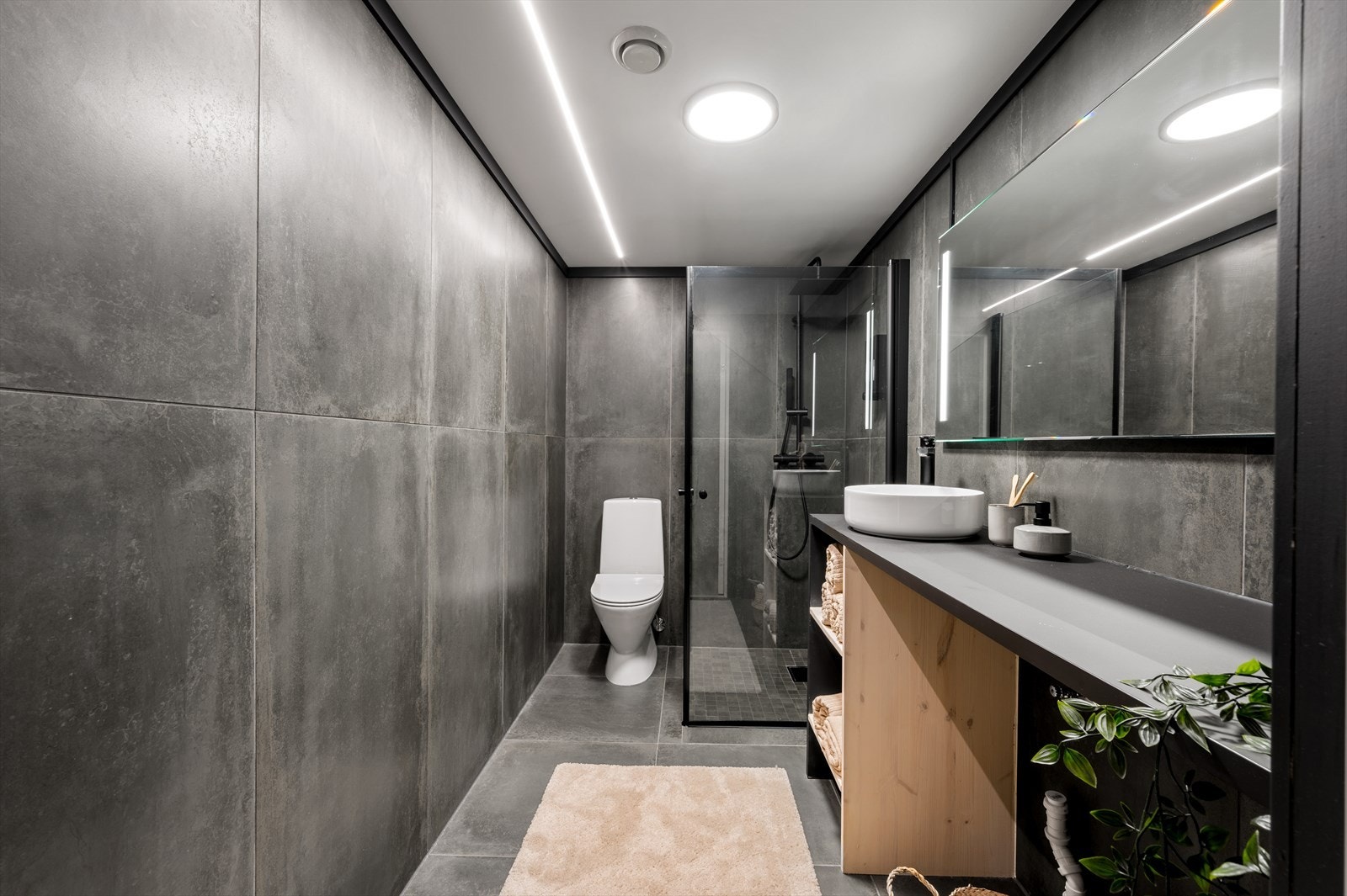 - Delikat, helfliset baderom med behagelig varme i gulv - Galleribilde