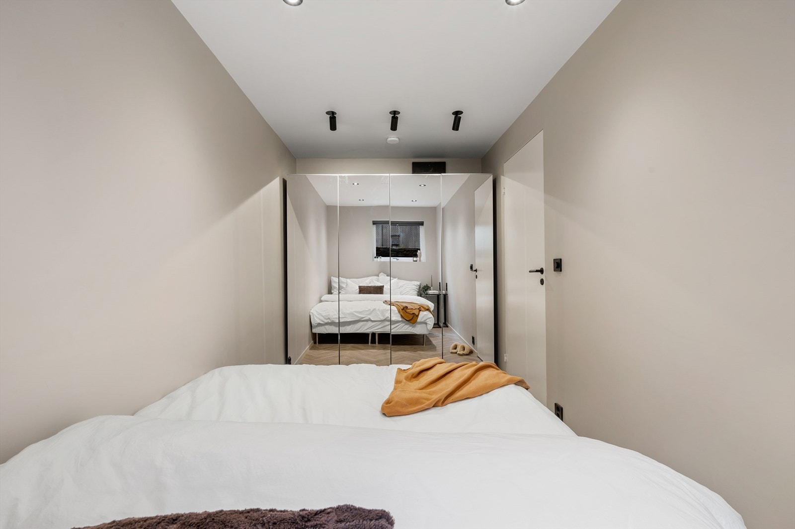 - God plass til en praktisk garderobeløsning - Galleribilde