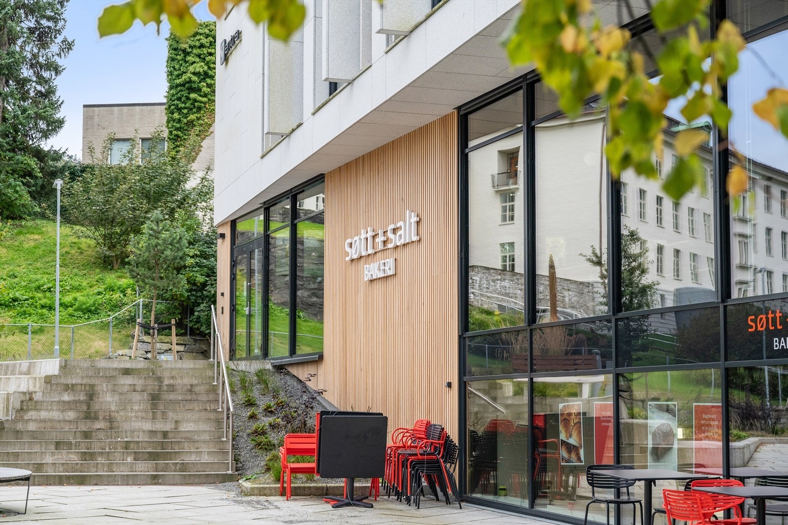 - Nærområdet byr på et rikt utvalg av caféer, bakerier og restauranter - Galleribilde