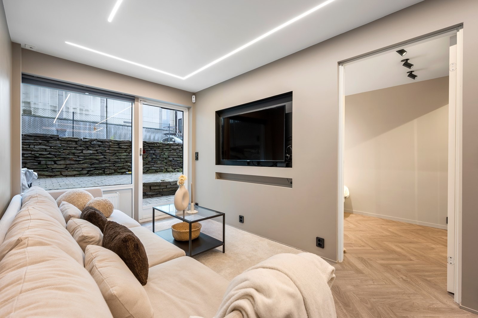 - Fra stuen er det videre tilkomst til leilighetens soverom - Galleribilde