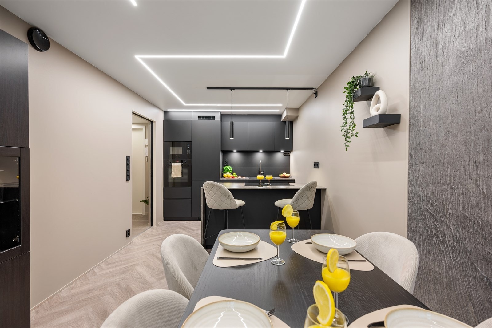 - Rålekkert kjøkken fra kvalitetsleverandøren Kvik, med slette fronter og benkeplate av laminat - Galleribilde