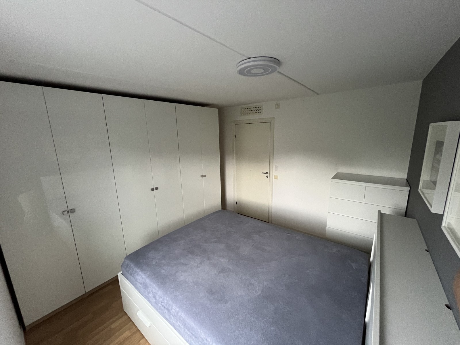 Stor garderobe. Galleribilde