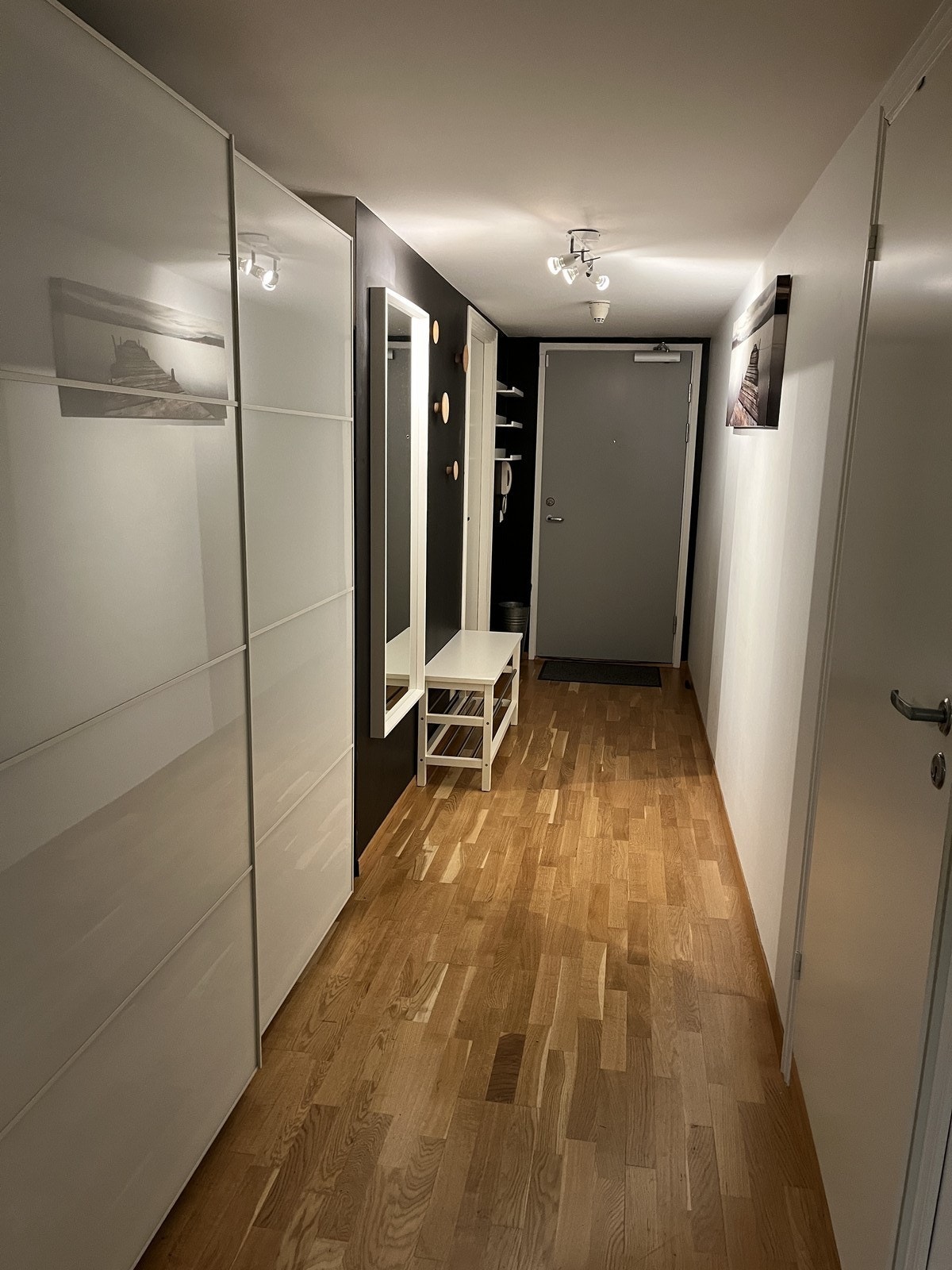 Romslig entre/gang. Galleribilde