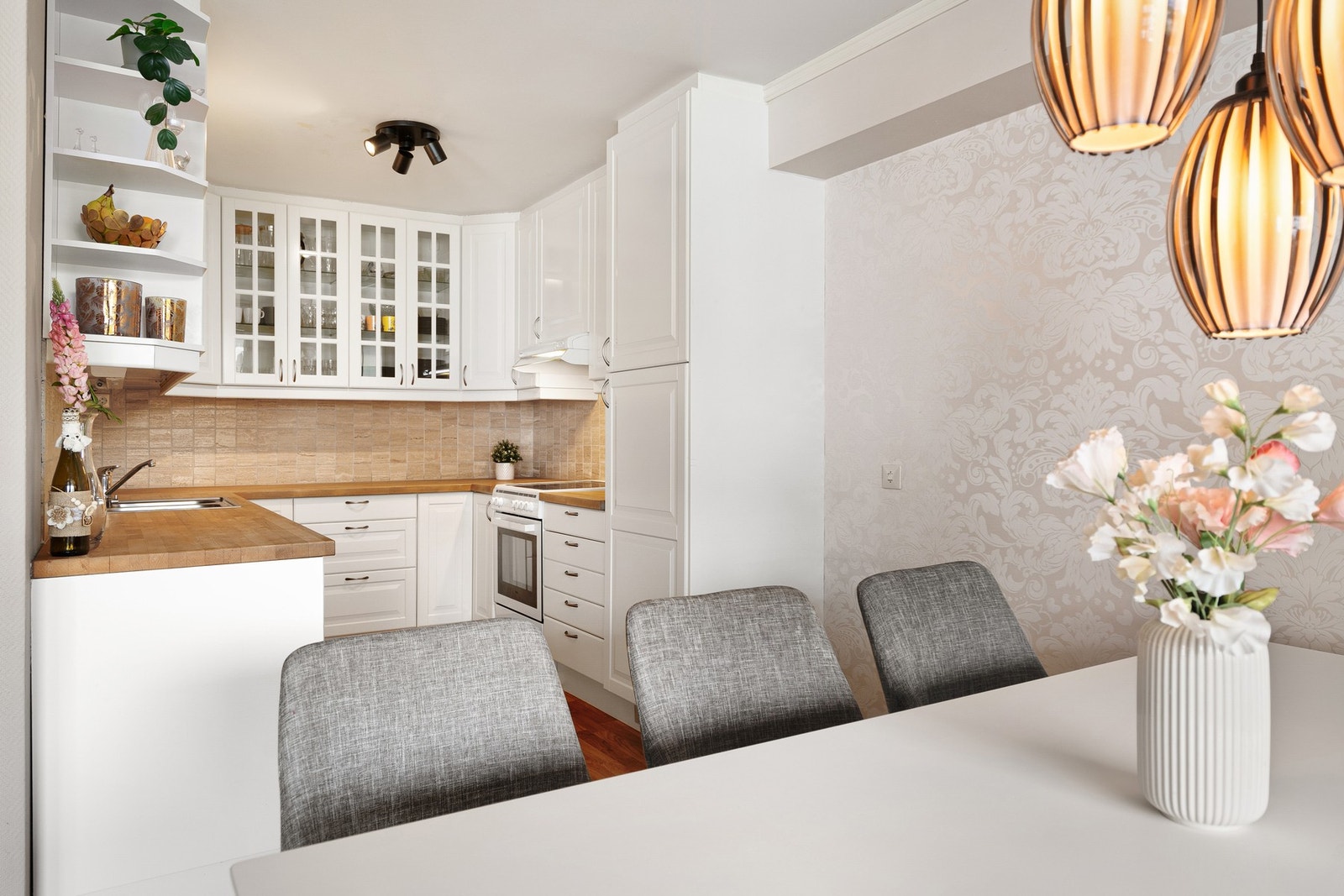 Lyst og pent kjøkken med integrert kjøleskap og opplegg for oppvaskmaskin. Galleribilde