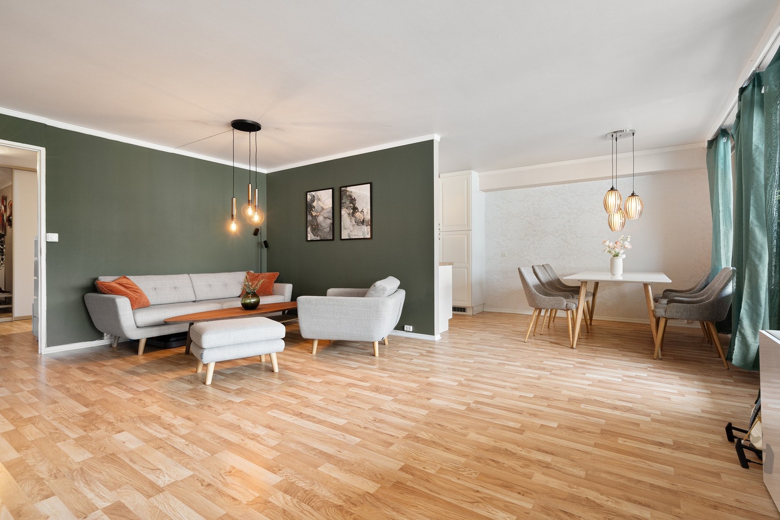 Gode møbleringsmuligheter på stue som skaper ulike soner i rommet. Galleribilde