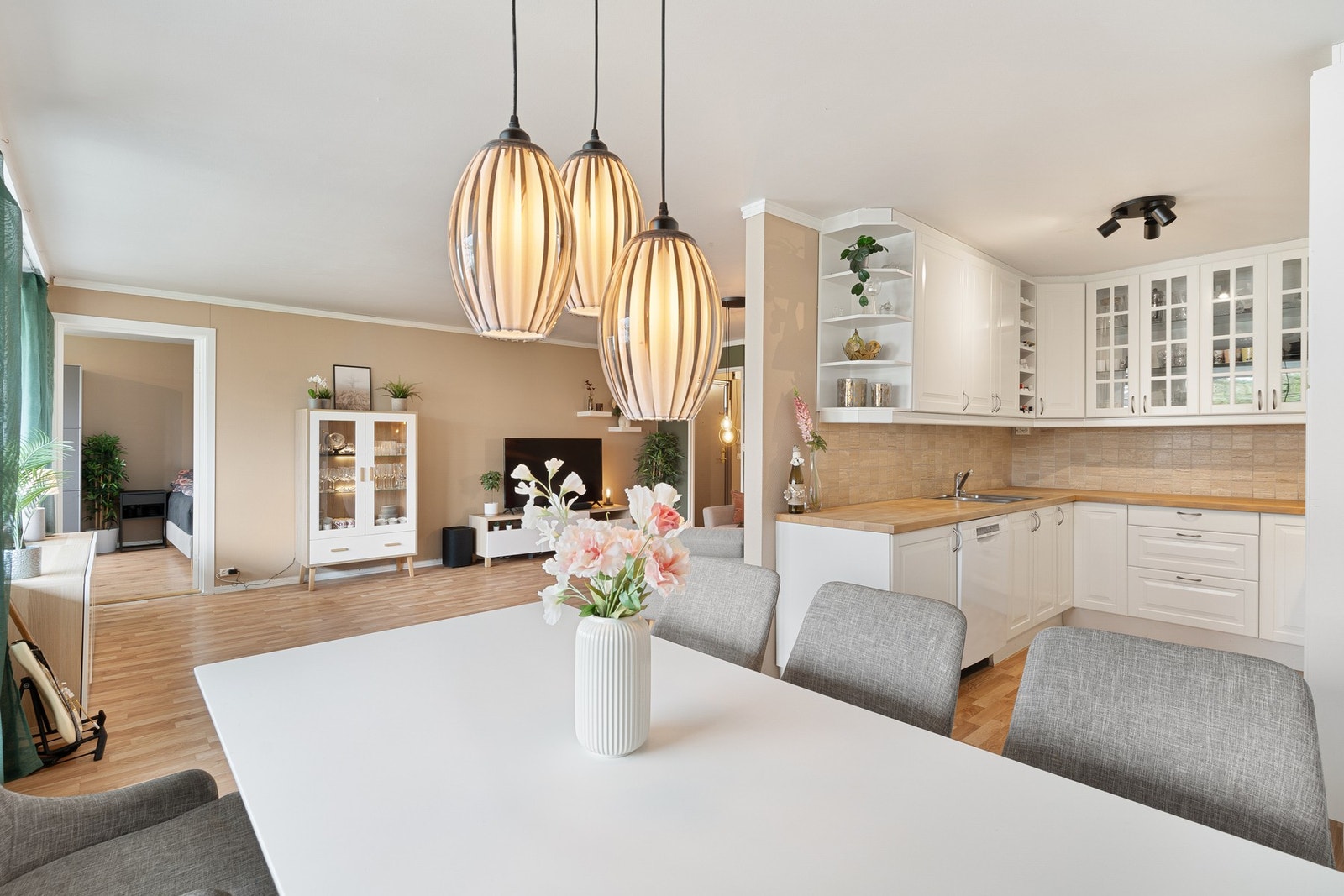 Leiligheten er malt i behagelige farger og har flotte materialvalg. Galleribilde