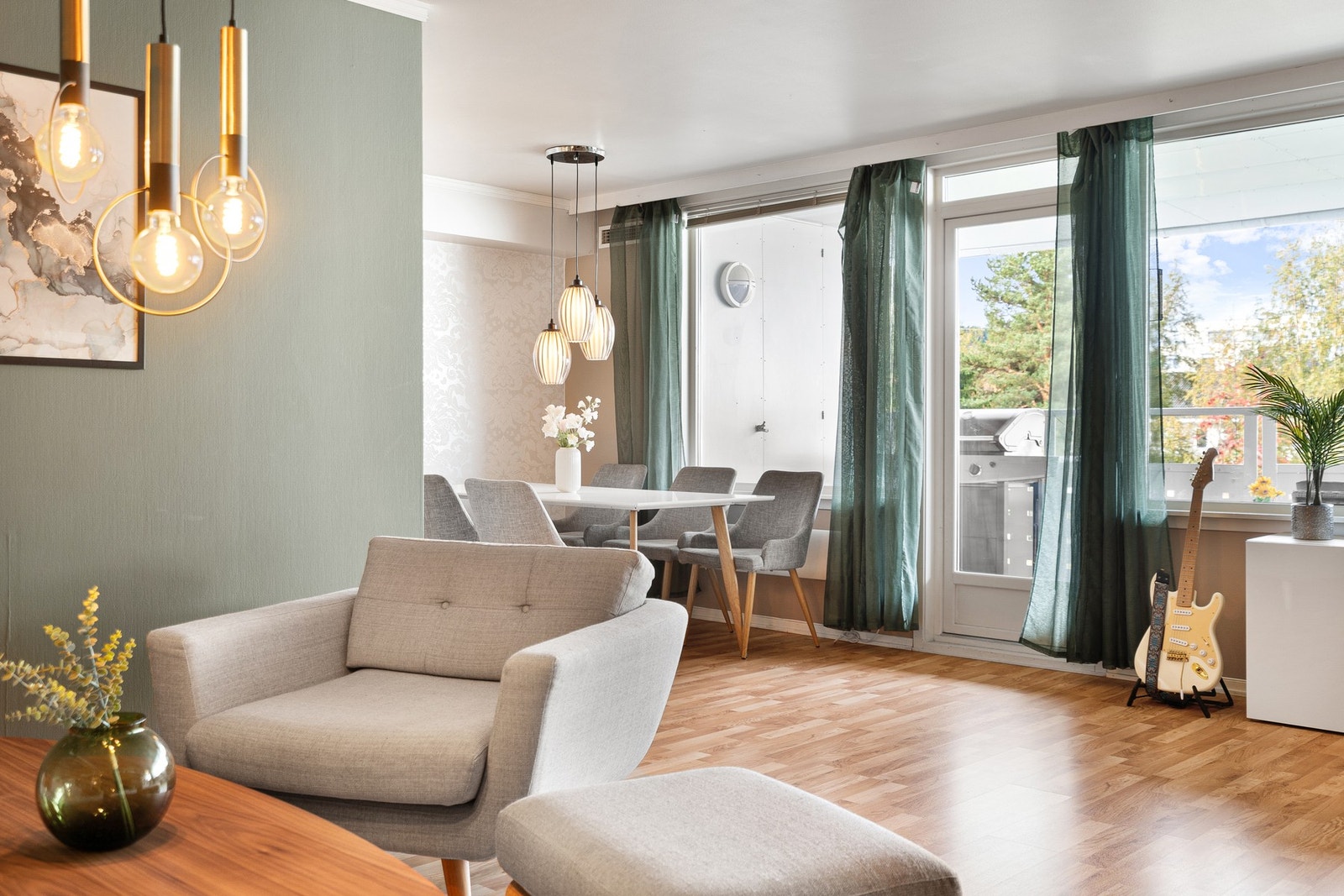 Store vindusflater gir mye lysinnslipp og skaper en god atmosfære i rommet. Galleribilde