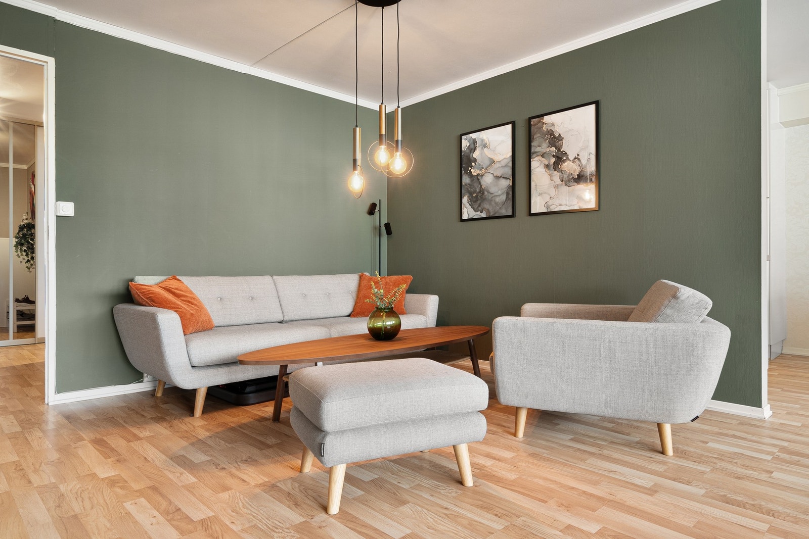 Stuen er på 24,7 kvm og er malt i behagelige farger. Galleribilde