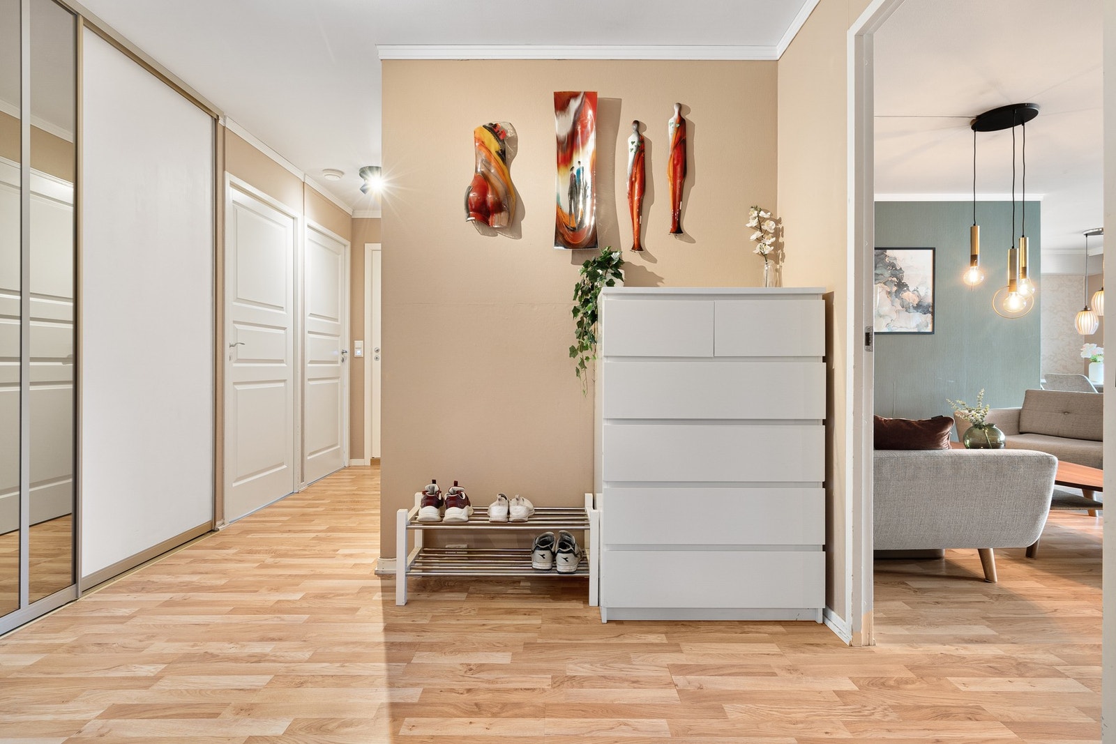 Lys og innbydende entré. Velkommen inn! Galleribilde