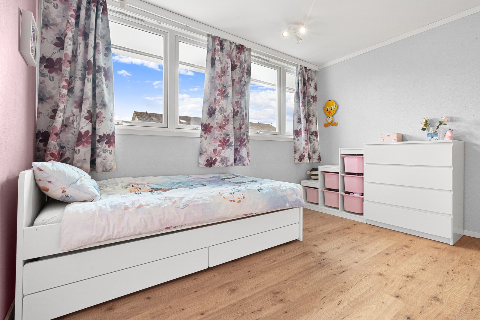 Romslig soverom på 12,2 kvm. Galleribilde