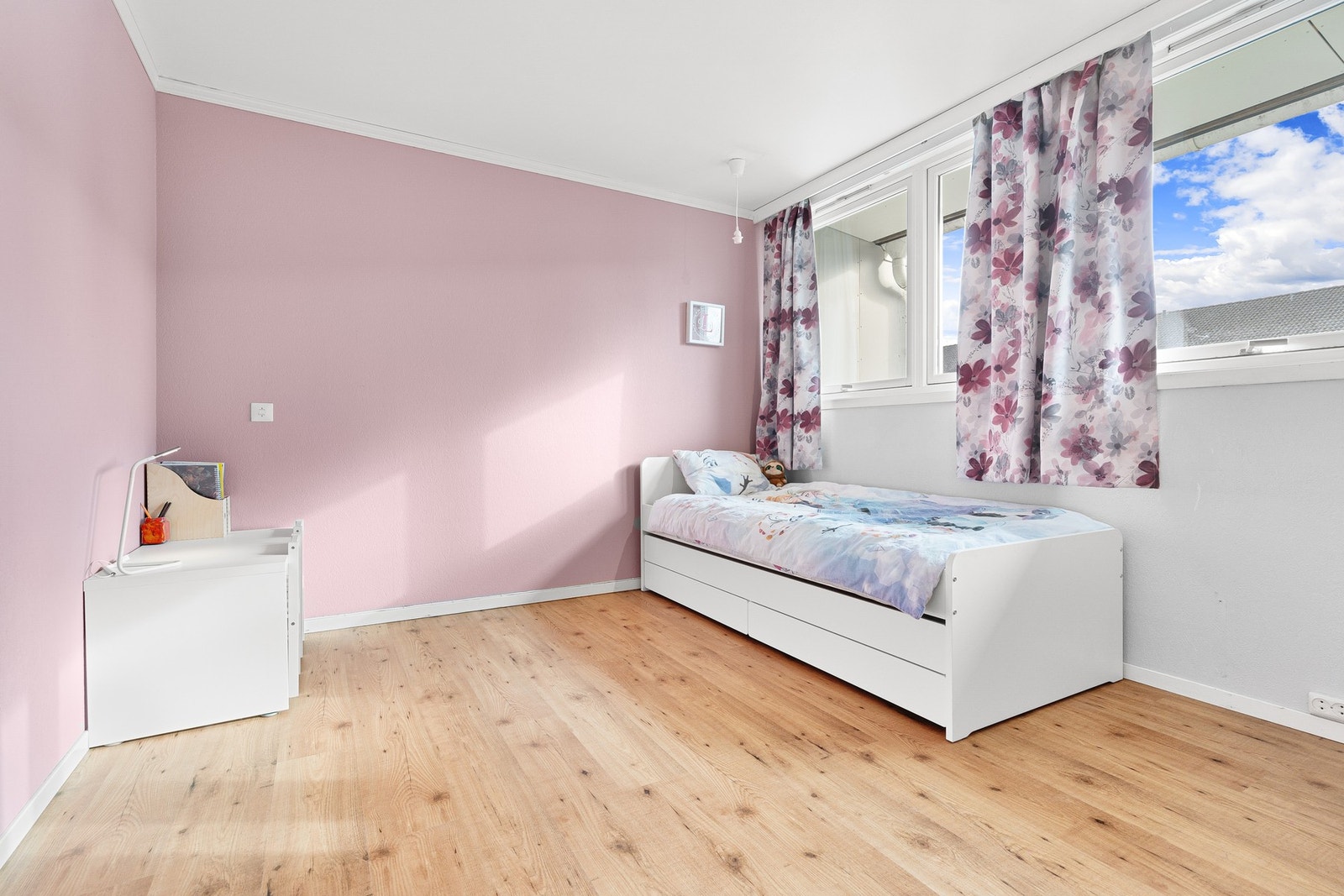 God plass til seng og tilhørende møblement. Galleribilde