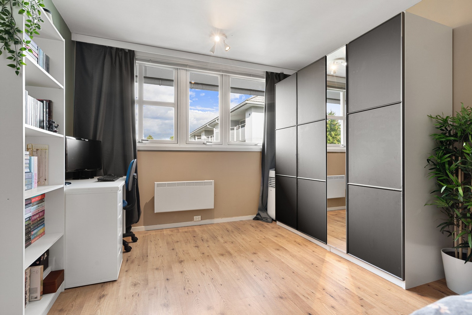 Romslig soverom på 15,5 kvm med stor skyvedørsgarderobe. Galleribilde