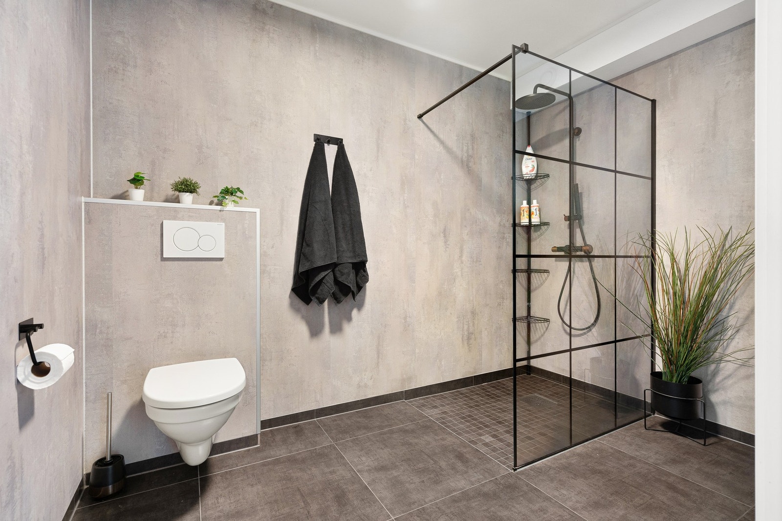 Dusjhjørne og vegghengt toalett. Galleribilde