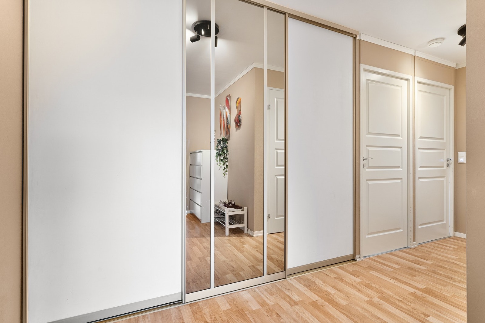 Stor og praktisk skyvedørsgarderobe i gang. Galleribilde