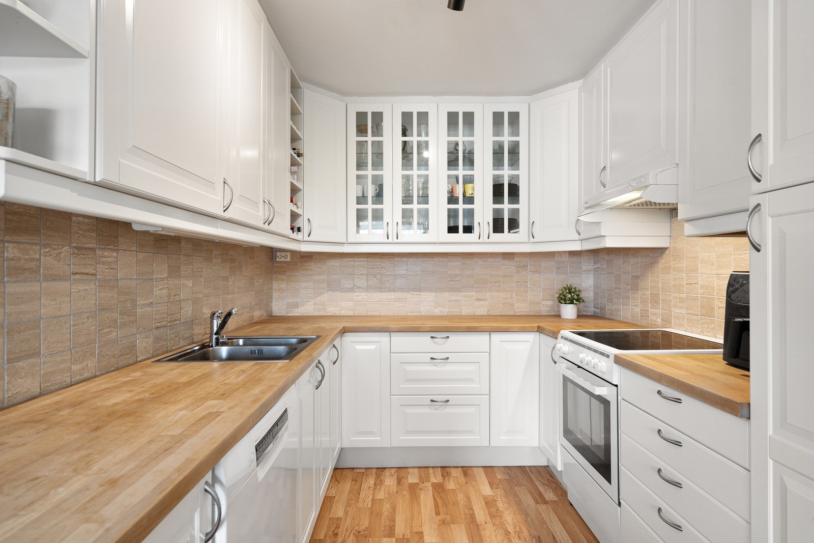 Godt med skap- og benkeplass på kjøkkenet. Galleribilde