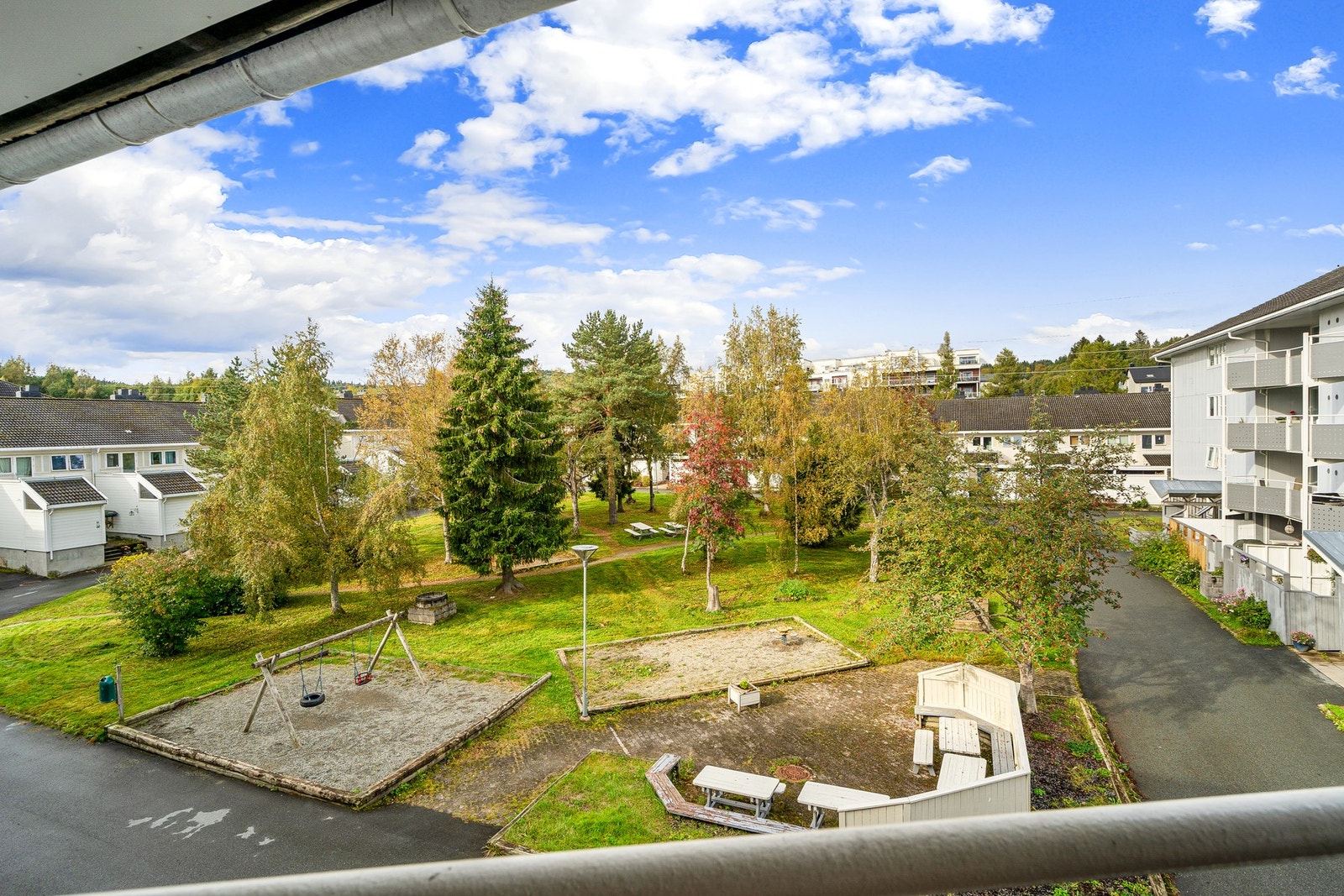 Balkongen er vendt mot friområde. Galleribilde