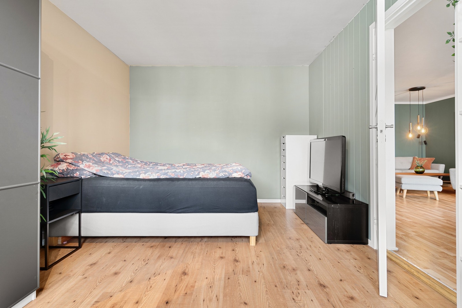 God plass til både dobbeltseng, garderobe, skrivebord og ellers ønsket møblement. Galleribilde