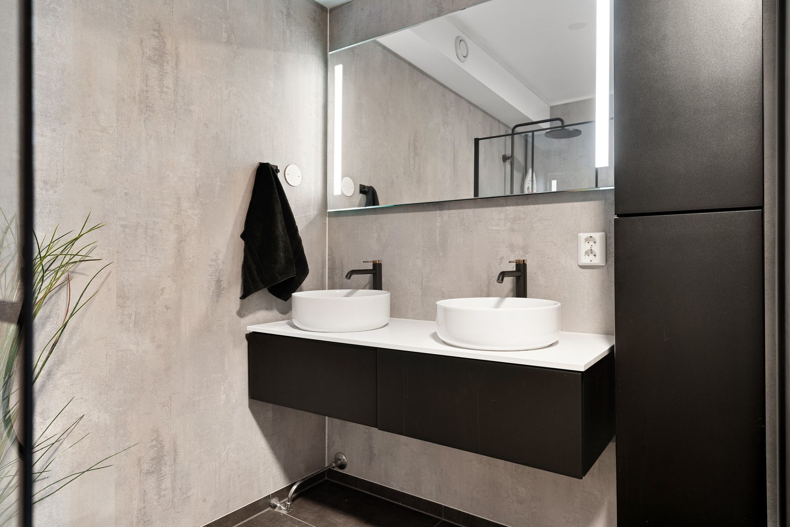 Baderomsinnredning med oppbevaringsplass. Galleribilde