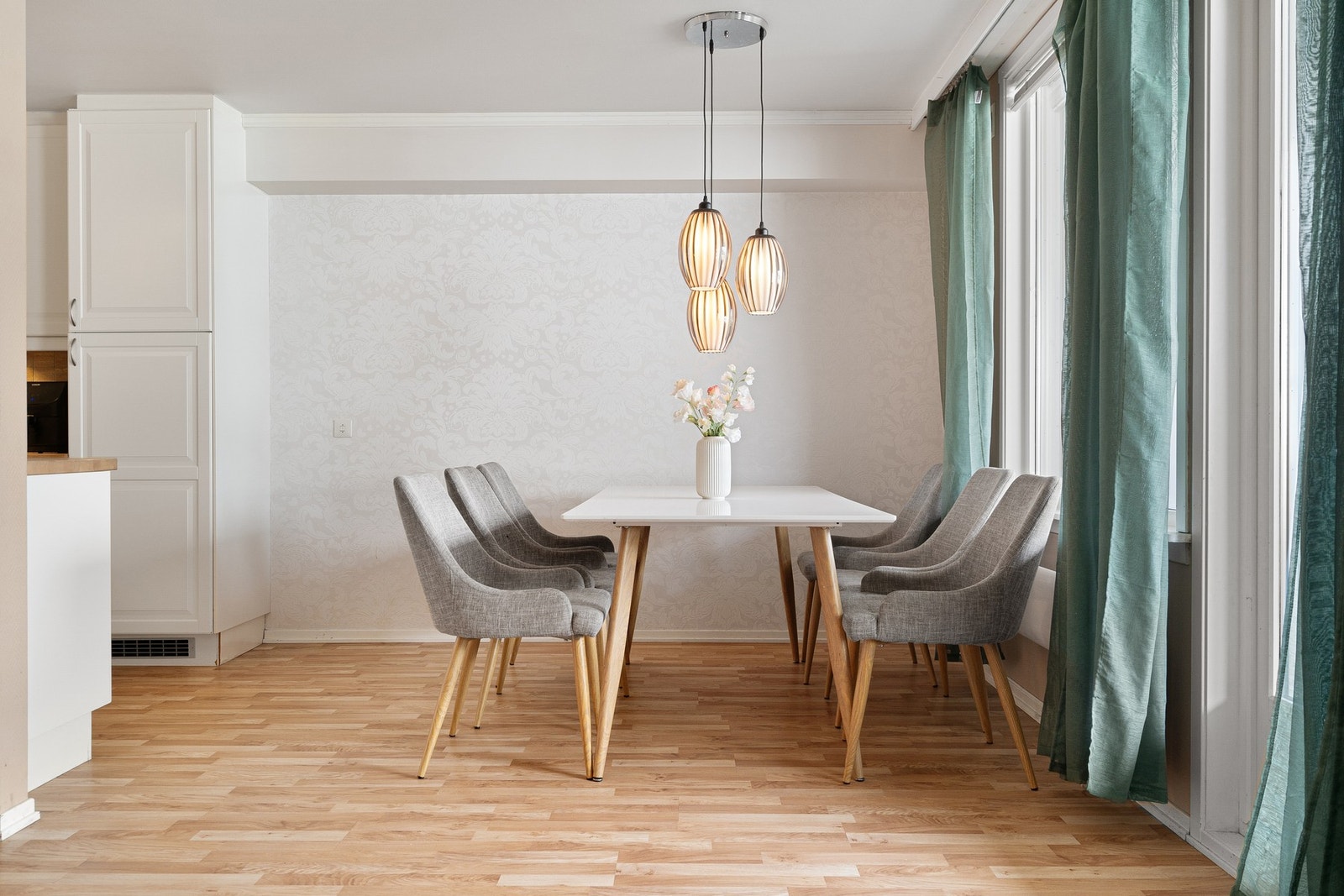 God plass til spisegruppe for hele familien i naturlig tilknytning til kjøkkenet. Galleribilde