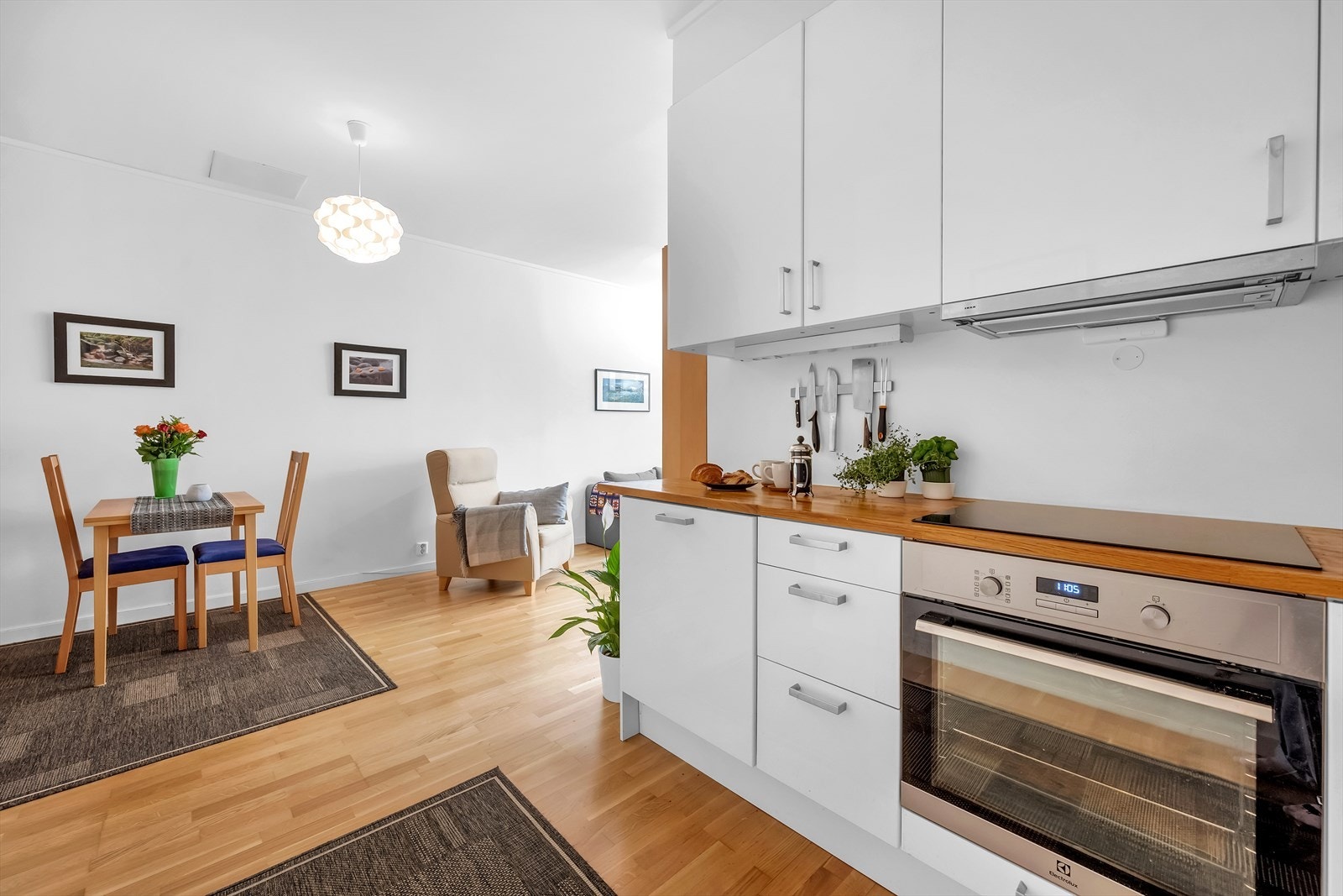 Kjøkkenet er utstyrt med integrert platetopp, stekeovn, oppvaskmaskin og kjøle/fryseskap Galleribilde