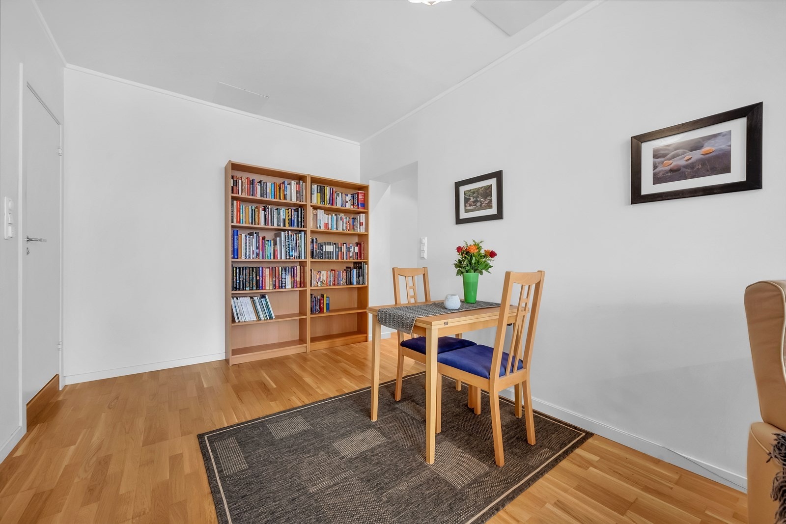 Det er god plass til et stort spisebord i stuen Galleribilde