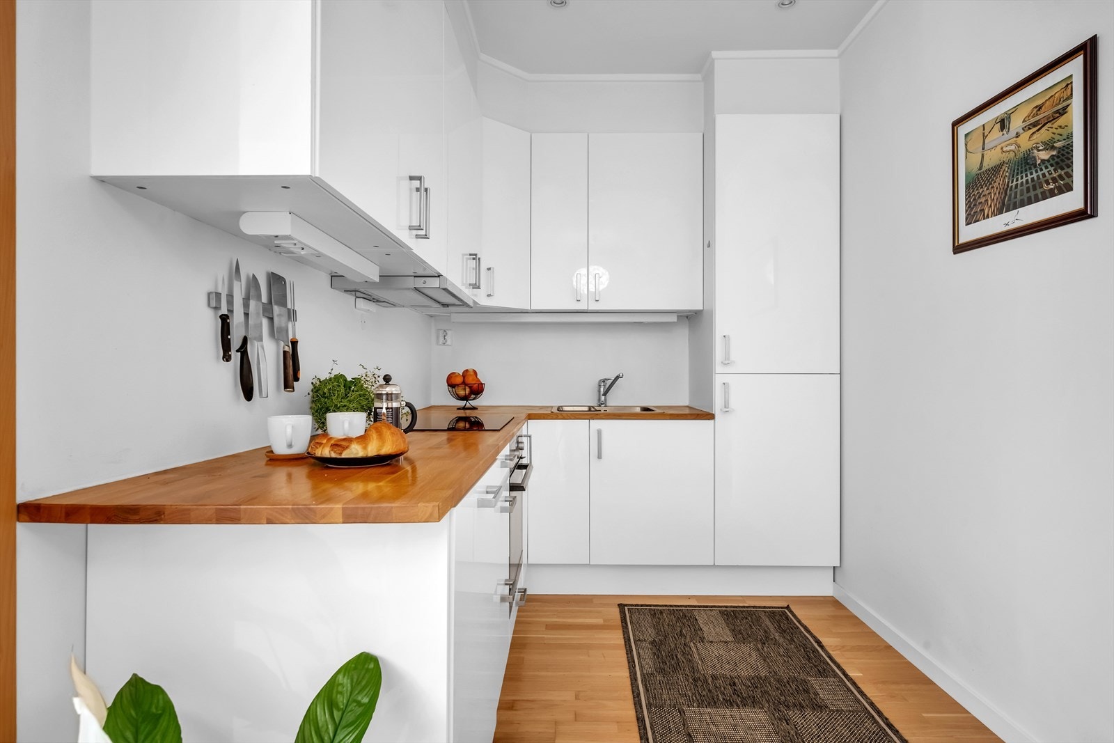 Plassen er godt utnytte med skap- og benkeplass Galleribilde