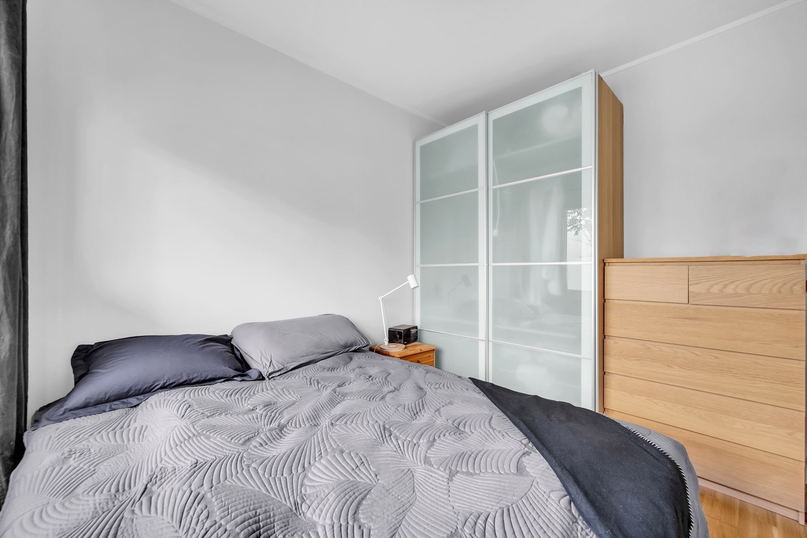 Det er godt med skapplass i medfølgende skyvedørsgarderobe Galleribilde