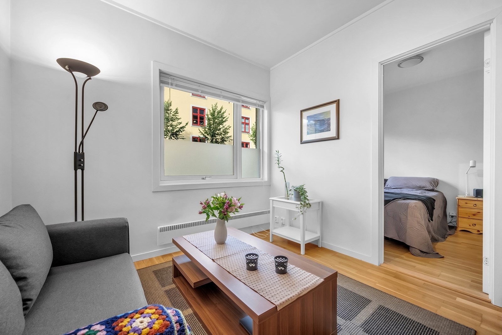 Romslig og hyggelig stue med god plass til sofagruppe, tv-møbler og spisebord Galleribilde