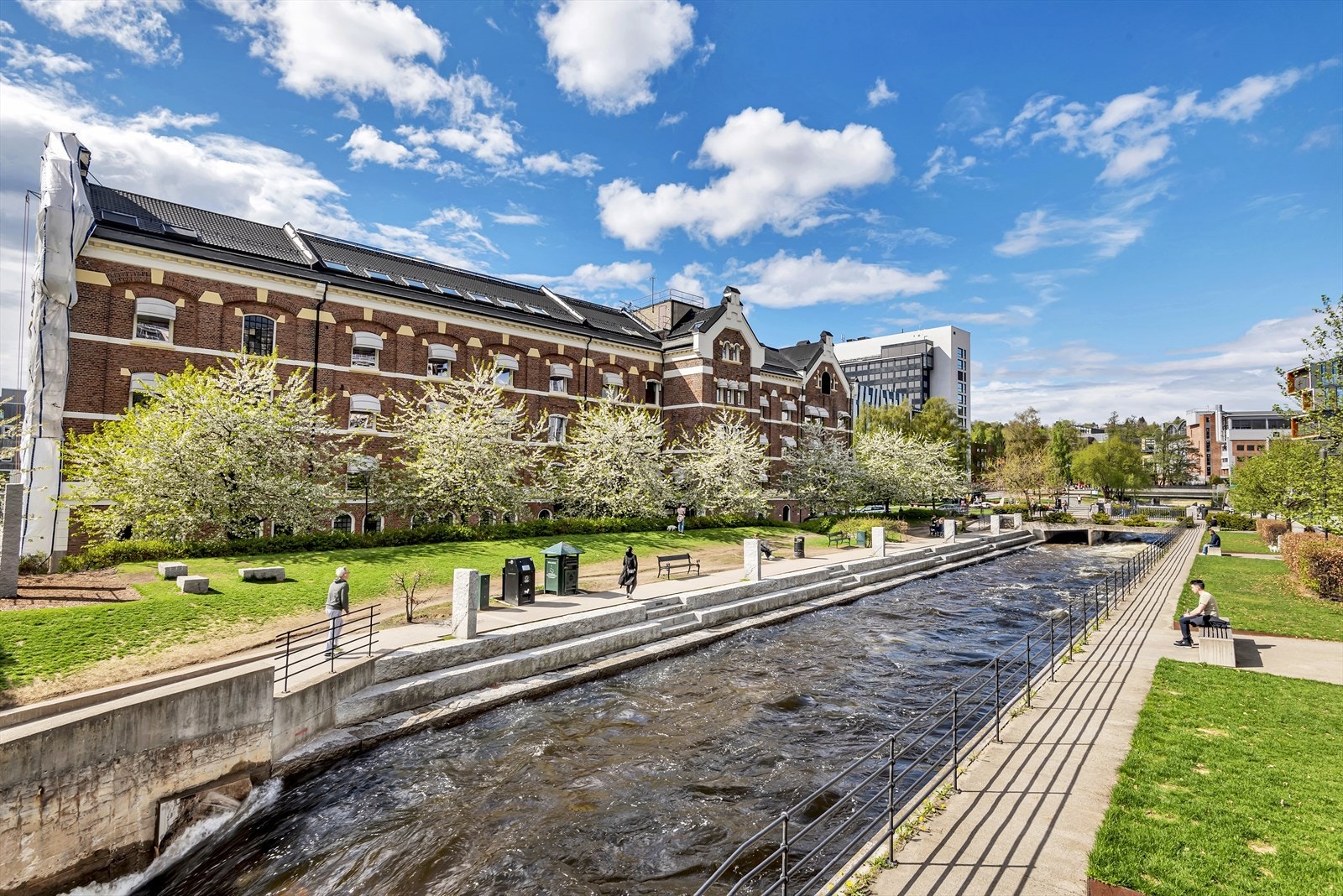Nydalen som byr på yrende badeliv om sommeren. Her finner du også gode shoppingmuligheter i Storo Storsenter, flere restauranter og ODEON kino Galleribilde