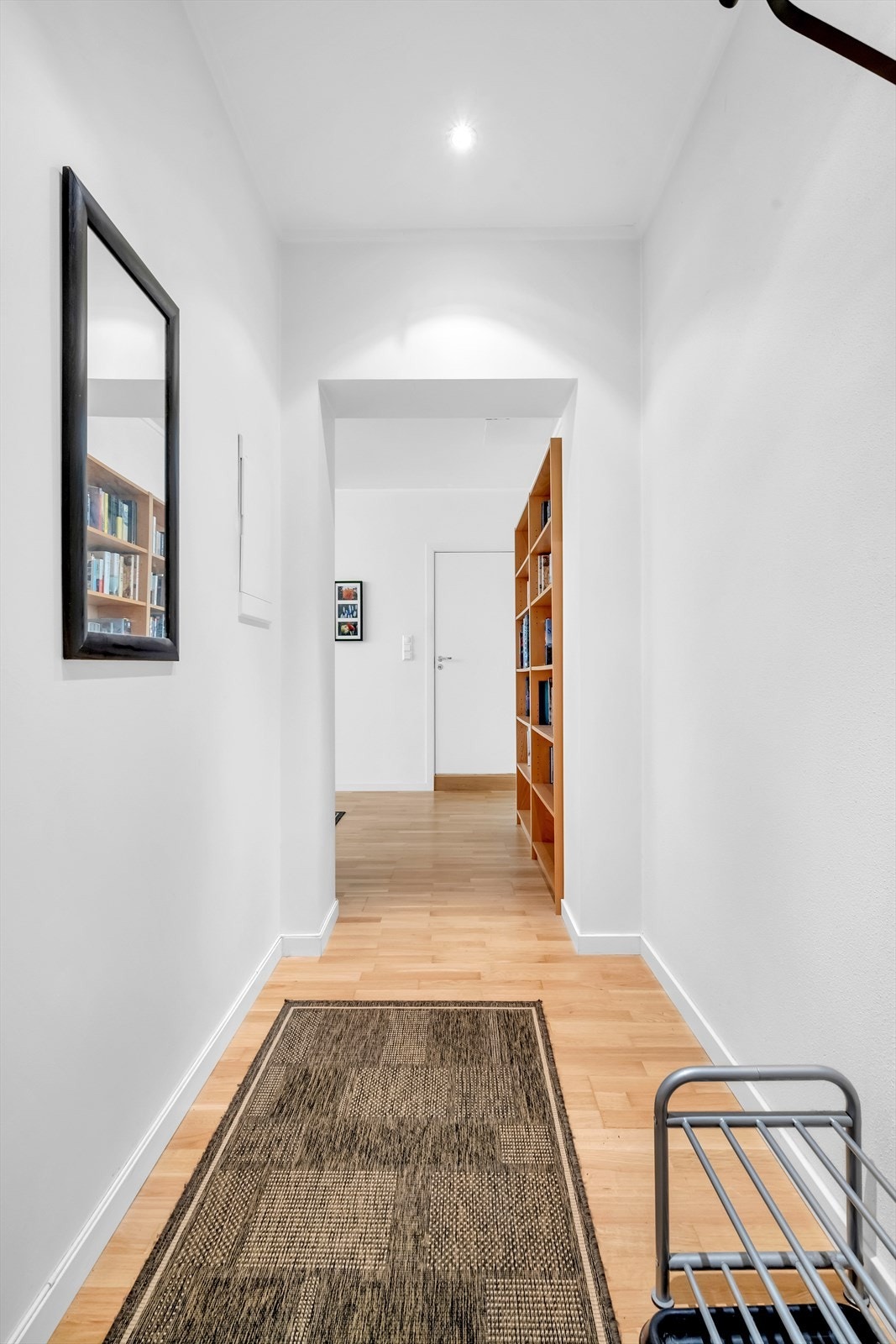 Hyggelig entré med god plass til å henge fra seg yttertøy og plassering av sko Galleribilde