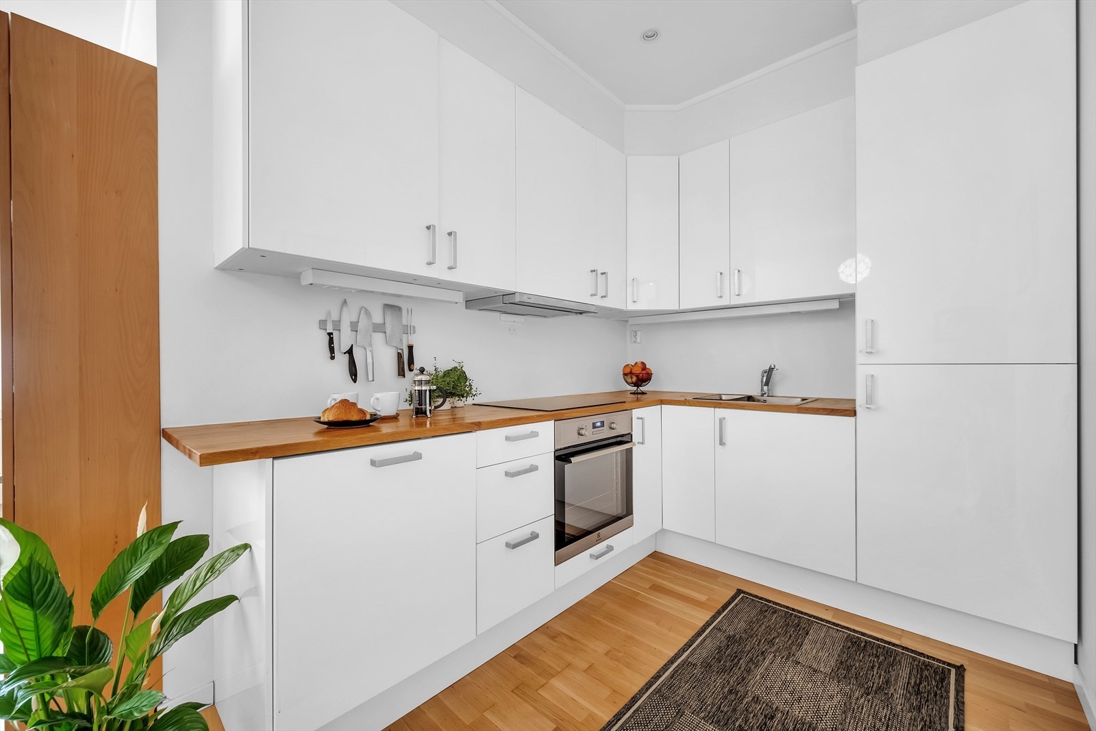 Flott IKEA-kjøkken fra 2011 i en delvis åpen løsning Galleribilde