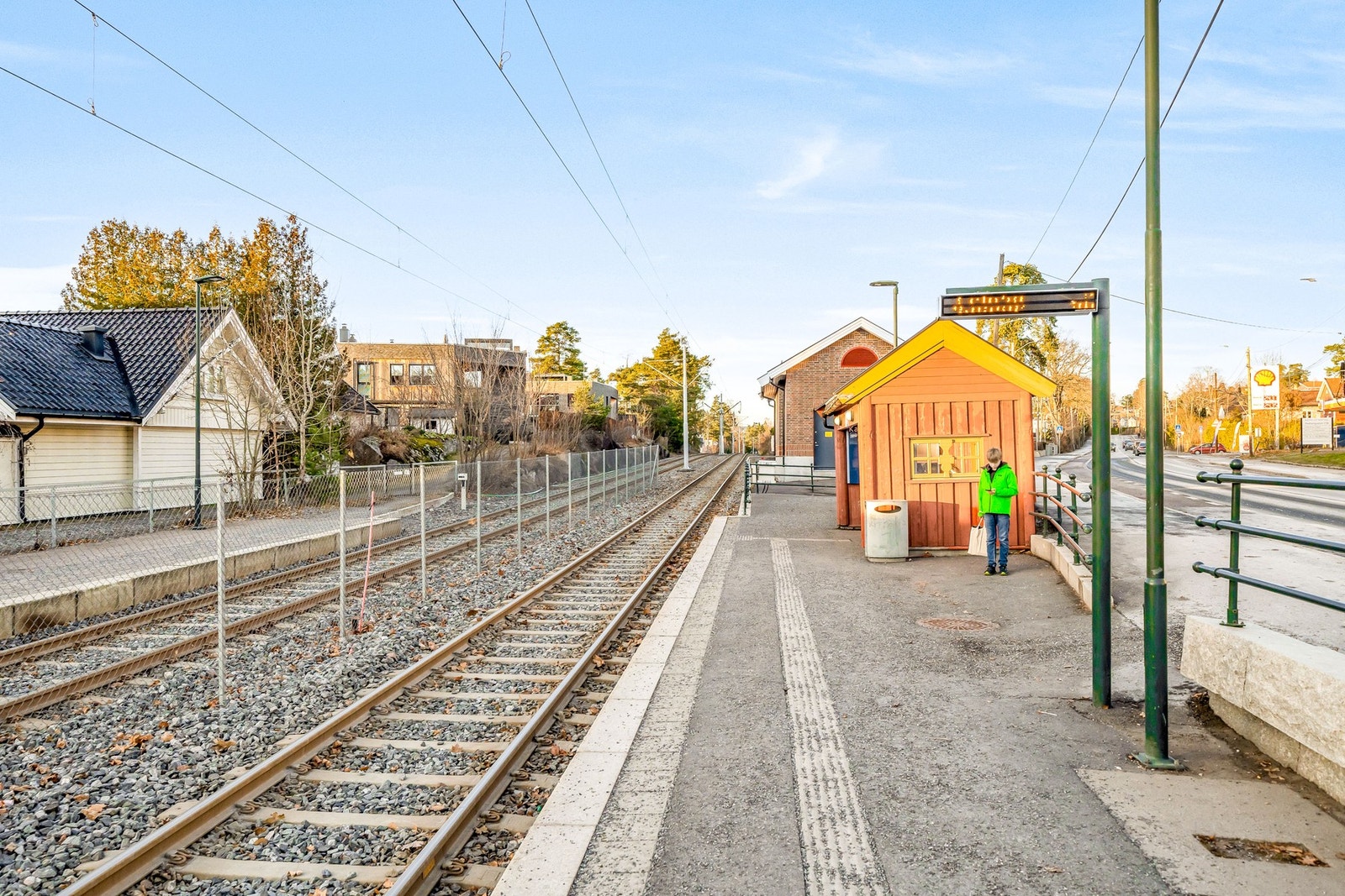 Området har svært god offentlig kommunikasjon med både buss- og trikkeholdeplass i umiddelbar nærhet. Nærmeste trikkestopp ligger på Kastellet. Flere bussforbindelser i nærområdet, bl.a. buss nr. 75A og B. Nærmeste bussholdeplass ligger kun noen få minutt Galleribilde