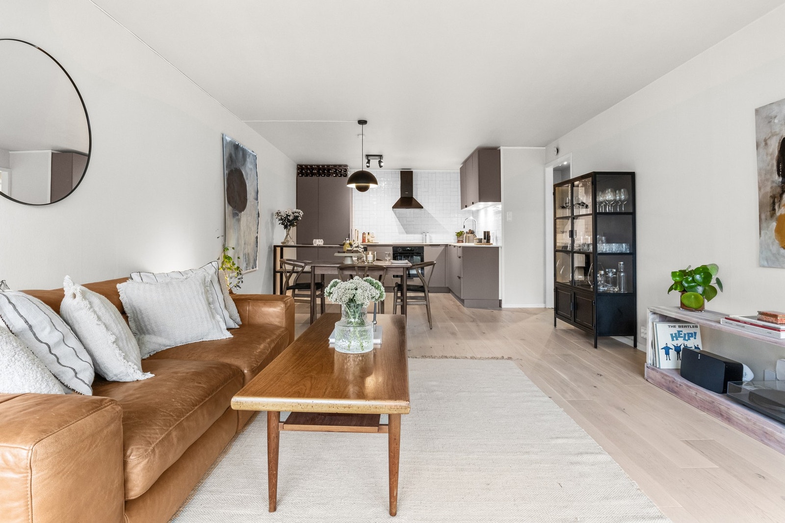 Leiligheten med lyse overflater, og store vindusflater gir en romlig følelse . Galleribilde