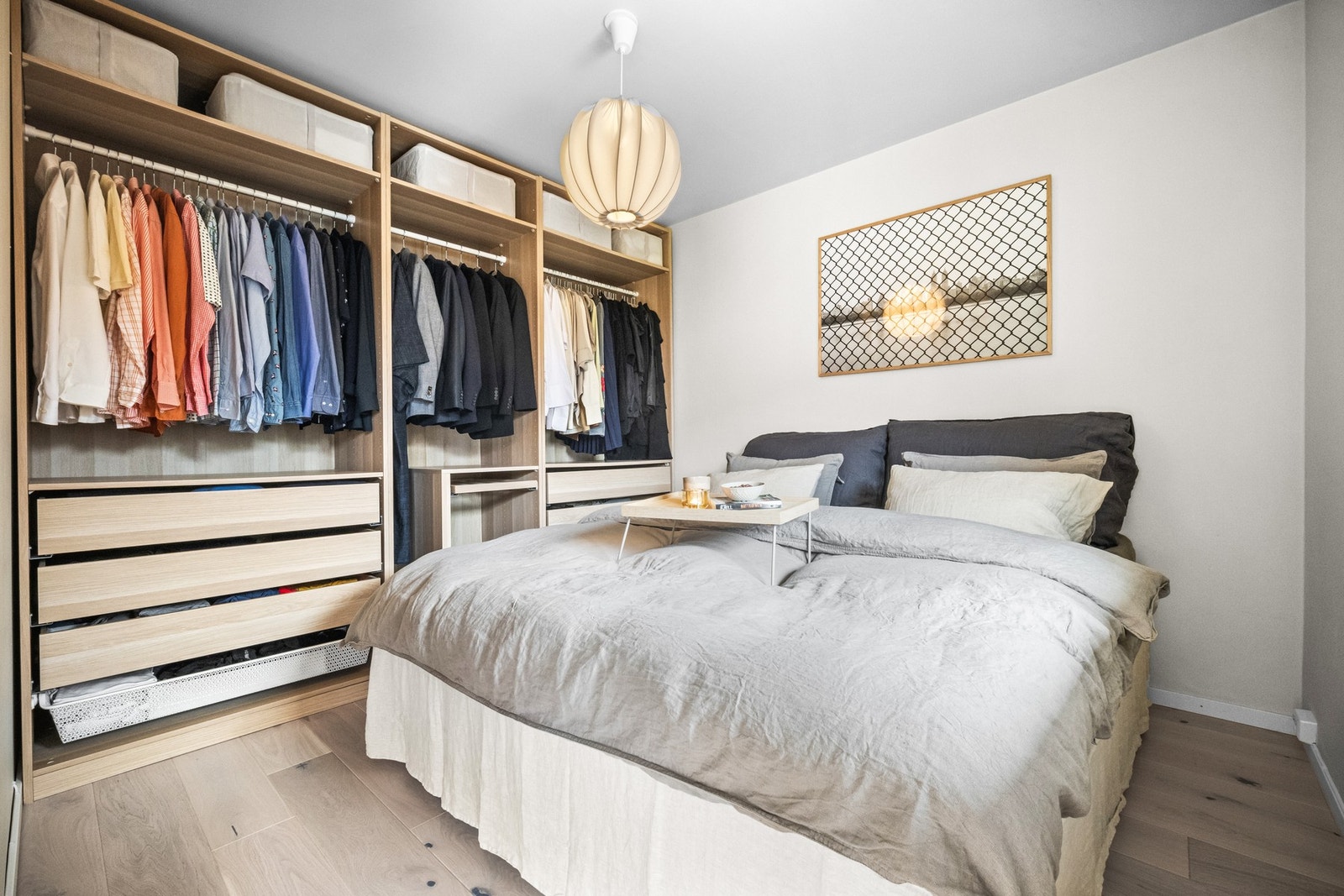 Soverommet byr på god plass og er utstyrt med garderobeskap uten fronter, noe som gir et åpent og luftig preg. Med en smart innredning kan du enkelt tilpasse oppbevaringsløsningene etter eget behov. Galleribilde