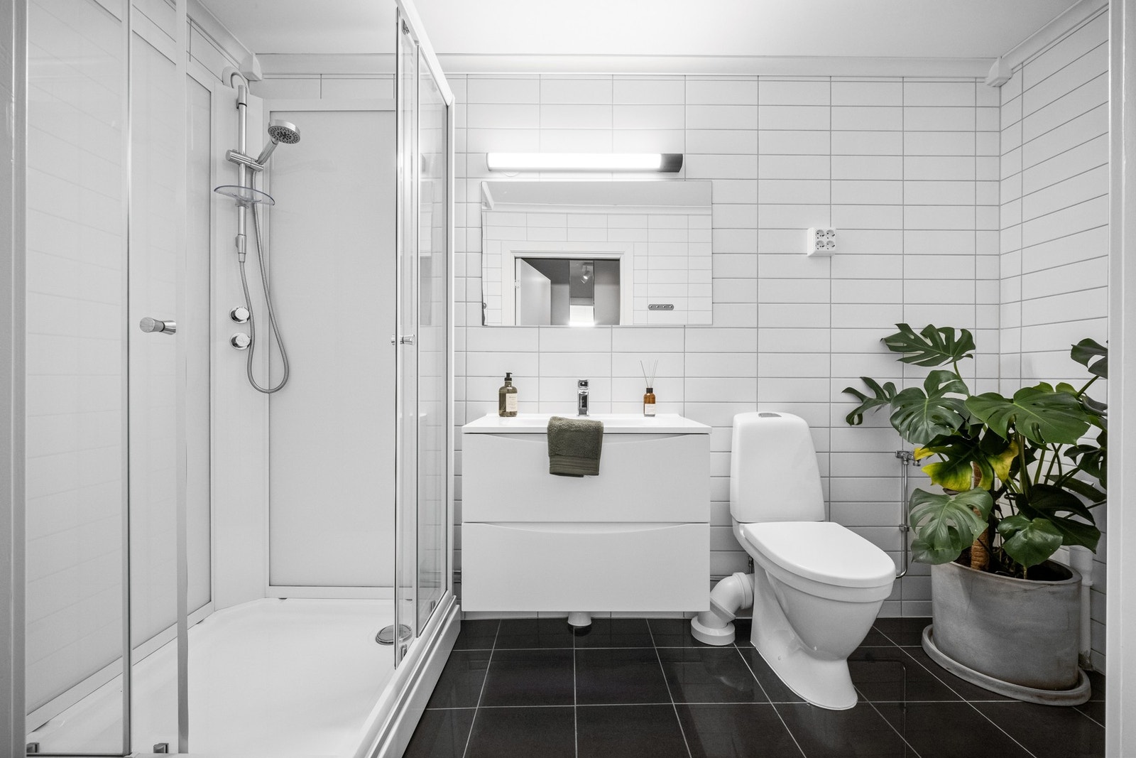 Badet er flislagt og gir et moderne inntrykk med nylig oppdatert innredning fra 2023. Galleribilde