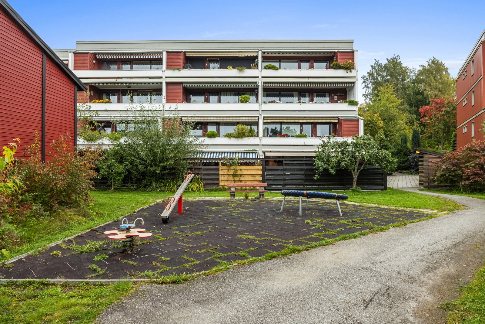 Det finnes for øvrig et mangfold av fritidsaktiviteter i nærmiljøet som bl.a. nye Nordstrandhallen med plass til 2000 tilskuere til bruk for håndball og fotball. Galleribilde