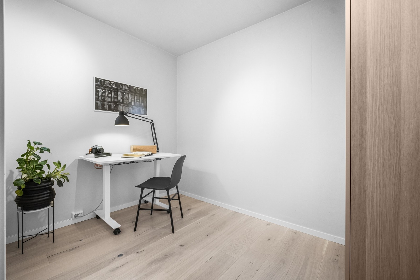 Leiligheten har tilgang til to boder. Den ene boden brukes i dag som kontor. Den andre har adgang fra terrassen. Galleribilde