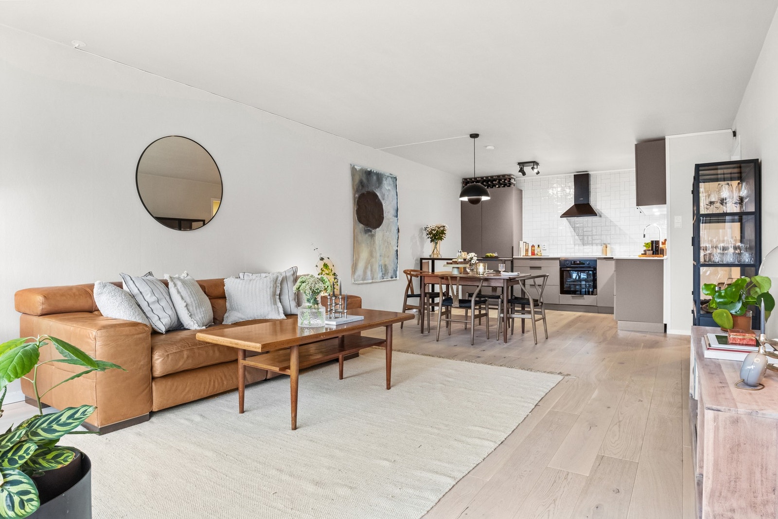 Du kan enkelt innrede med både sofa og spisebordsgruppe uten at det føles trangt. Galleribilde