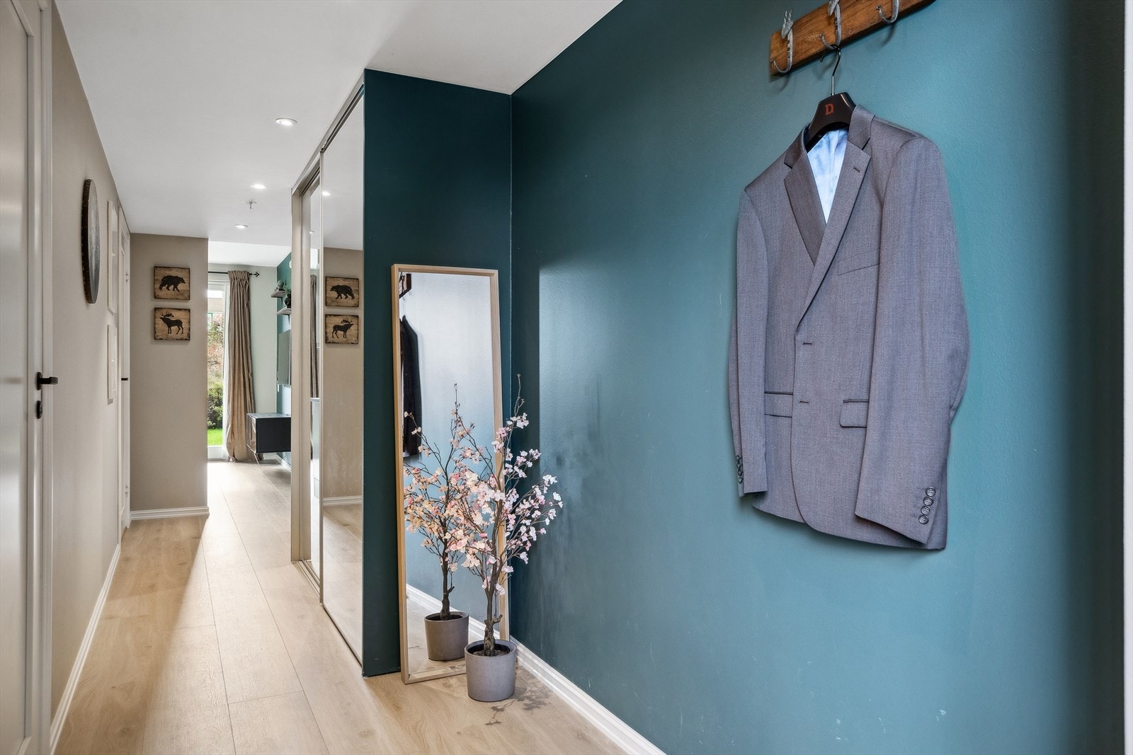 Entrè med skyvdørsgarderobe og speildører. Galleribilde