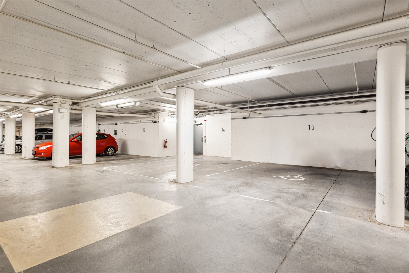Egen parkeringsplass i felles-garasje. Denne er ekstra stor i forhold til andre plasser. Galleribilde