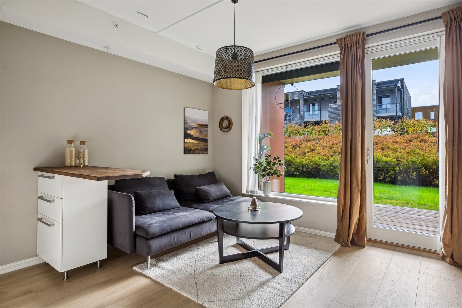 Stue med plass til sofa samt utgang til egen markterrasse. Galleribilde