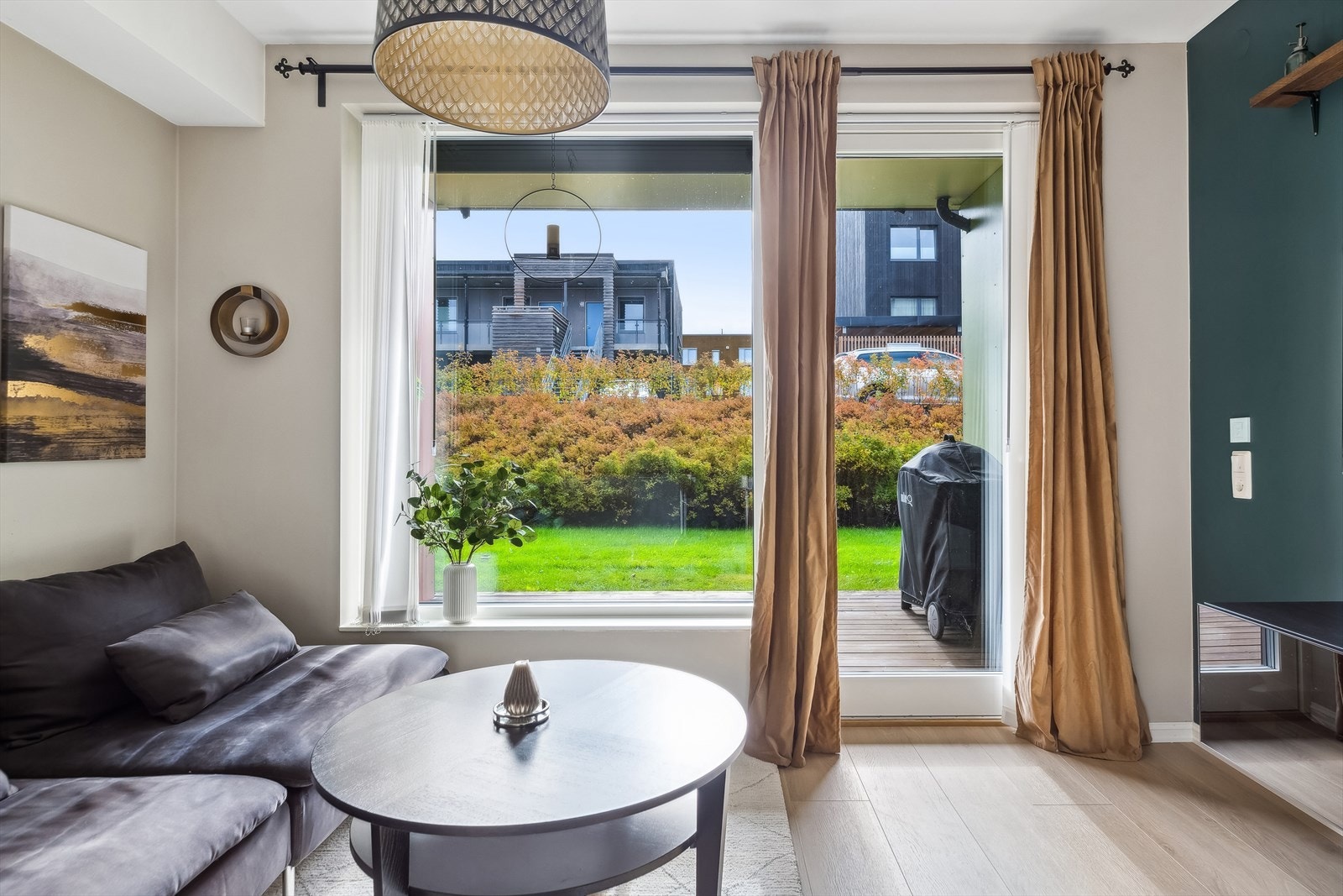 Stue med plass til sofa samt utgang til egen markterrasse. Galleribilde