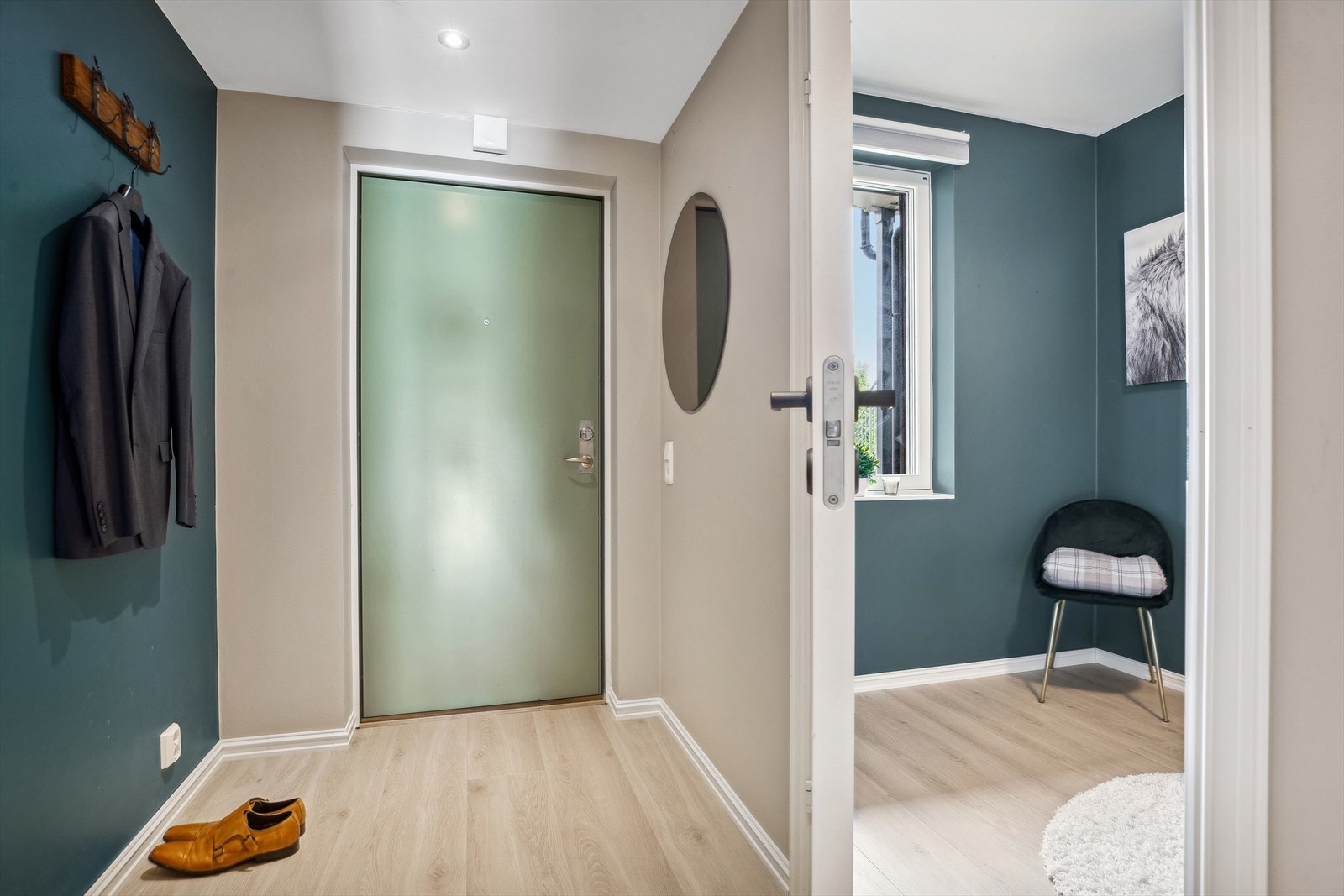 Entrè med skyvdørsgarderobe og speildører. Galleribilde
