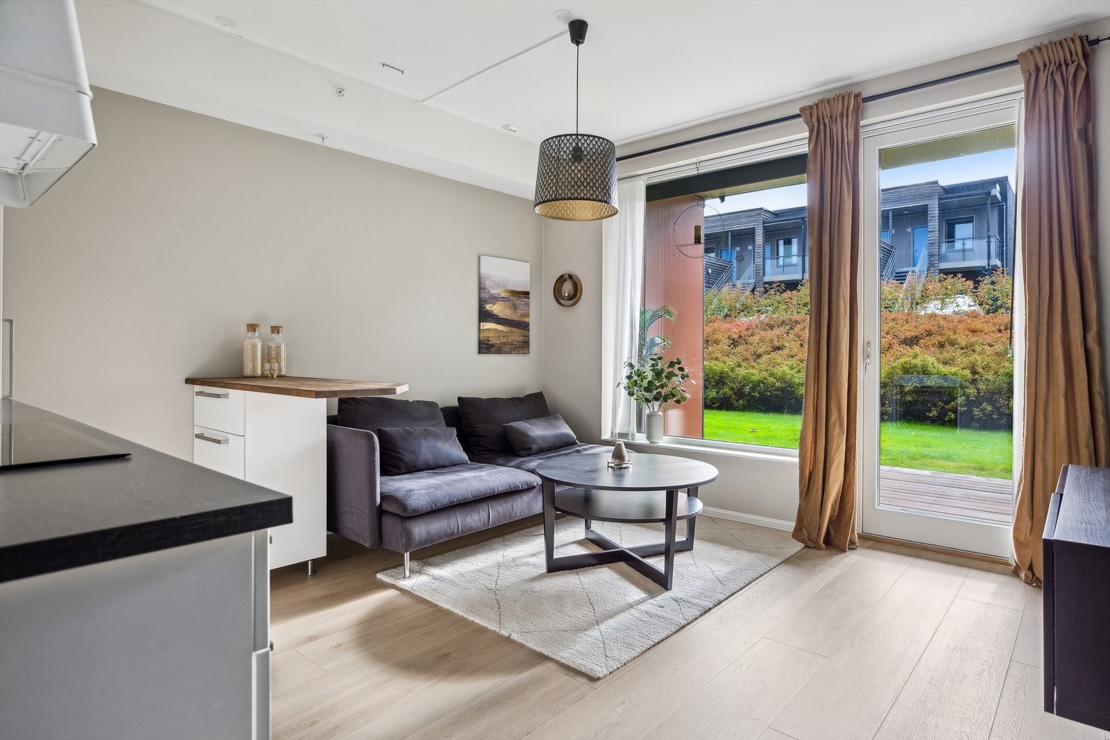 Stue med plass til sofa samt utgang til egen markterrasse. Galleribilde
