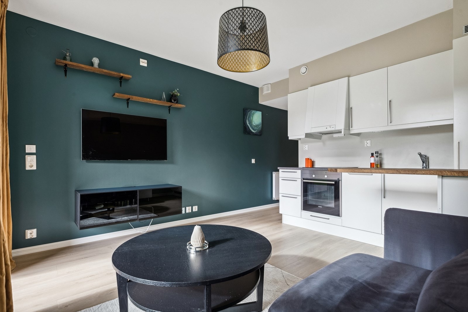 Stue med plass til sofa samt utgang til egen markterrasse. Galleribilde