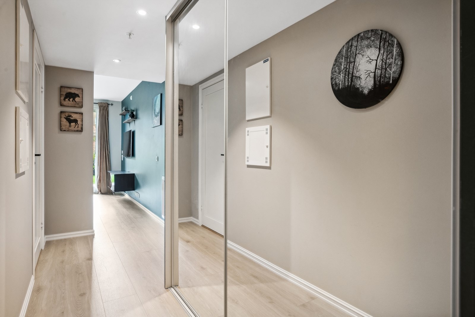 Entrè med skyvdørsgarderobe og speildører. Galleribilde
