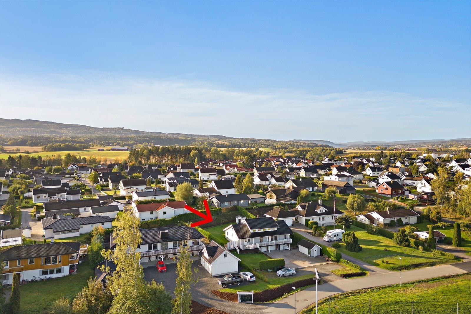 Suveren beliggenhet - kort vei til idrettsanlegg, barnehage, kommende ny barneskole, elvepark, sentrum og off. kommunikasjon. Galleribilde