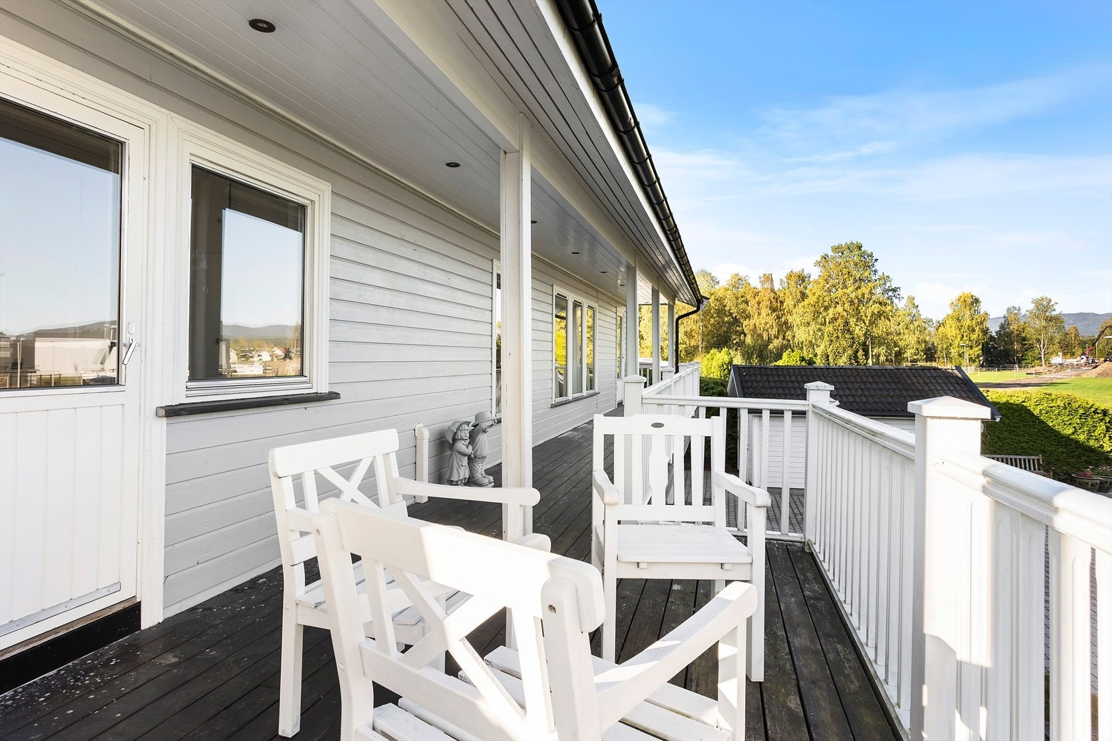 Boligen har store terrasseflater. Galleribilde