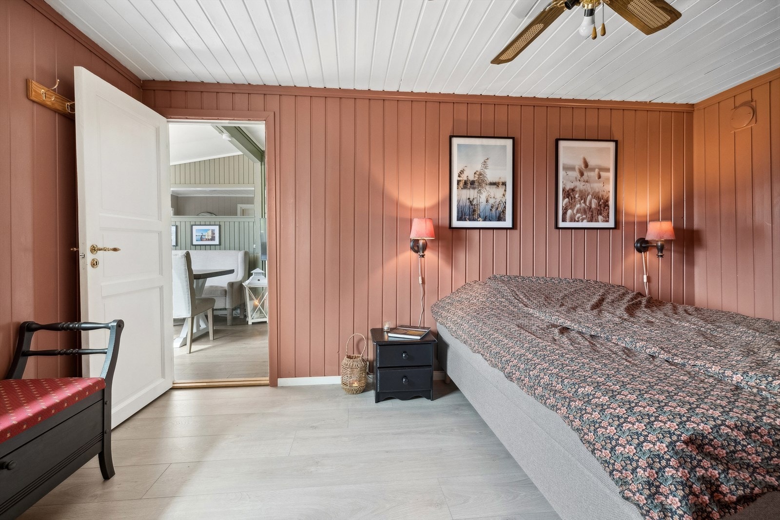 Fra stuen er det etablert et større tilbygg, som blir benyttet som soverom. (Tilbygget er ikke byggemeldt, eller søkt godkjent som soverom) Galleribilde